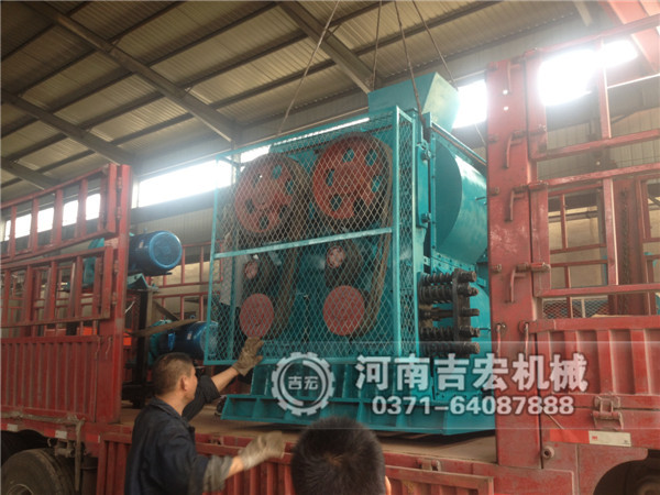四齒輥破碎機(jī)發(fā)貨現(xiàn)場圖片