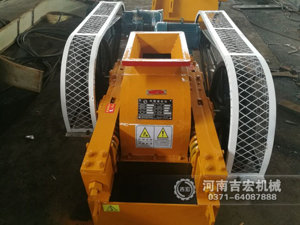 200×450對輥破碎機(jī)發(fā)往貴州_破碎石英砂