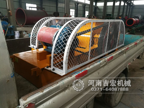 200×450對輥破碎機(jī)發(fā)往貴州_破碎石英砂