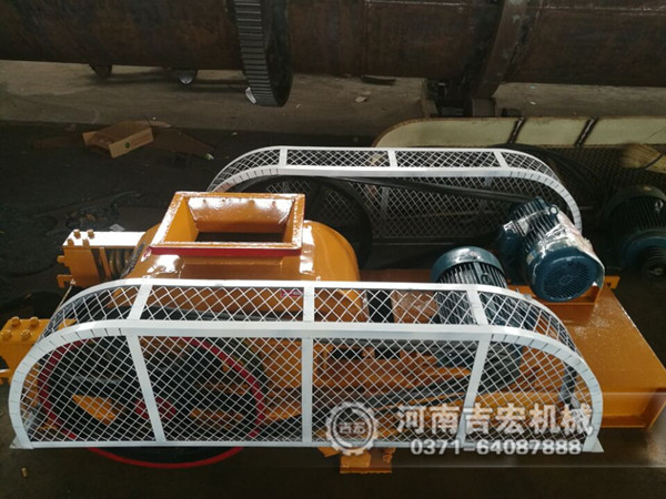 200×450對輥破碎機(jī)發(fā)往貴州_破碎石英砂