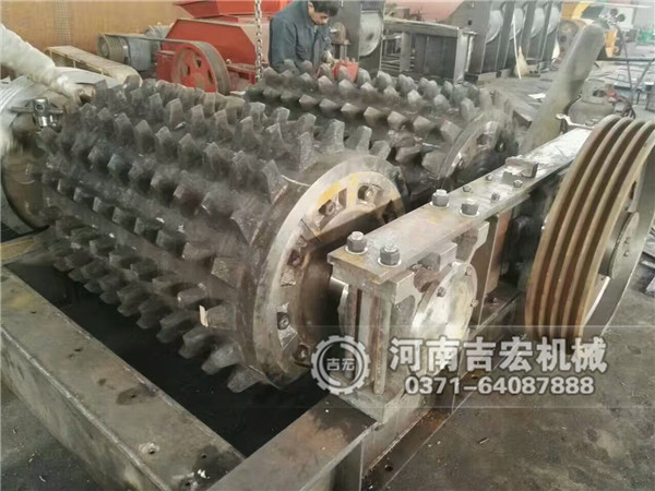 900×1200移動雙齒輥破碎機發(fā)往西安