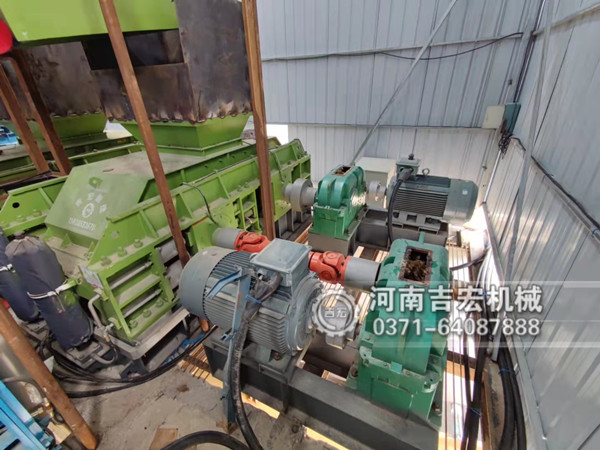 福建泉州1610對(duì)輥制砂機(jī)生產(chǎn)現(xiàn)場