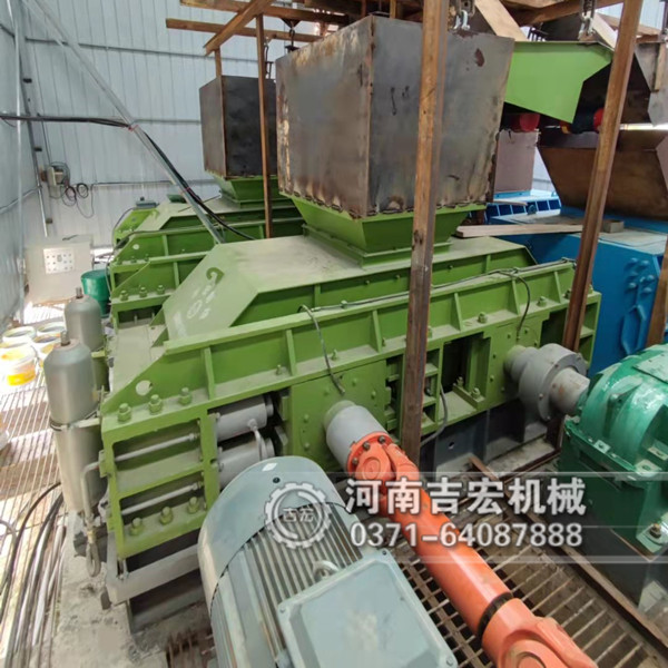 福建泉州1610對(duì)輥制砂機(jī)生產(chǎn)現(xiàn)場